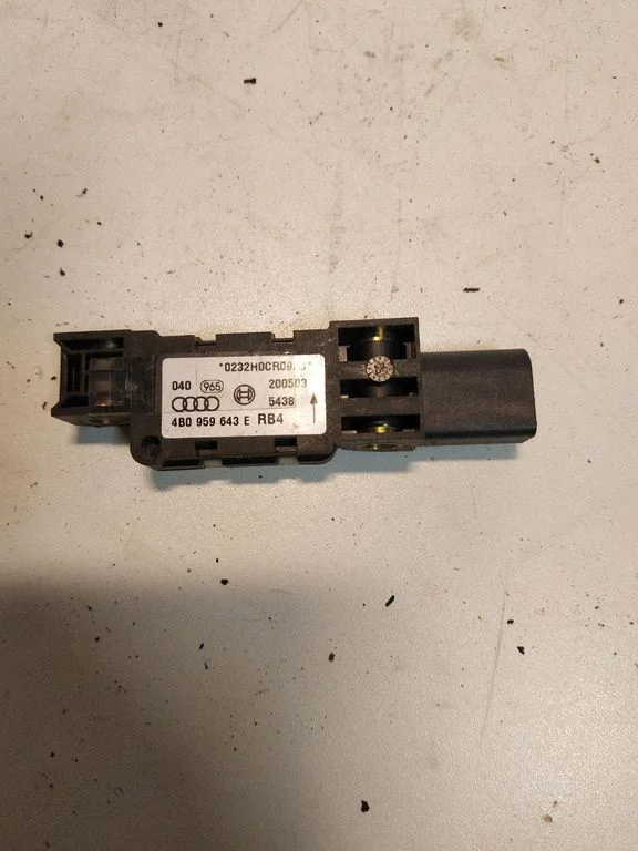 Drošības spilvenu trieciena sensors 4B0959643E