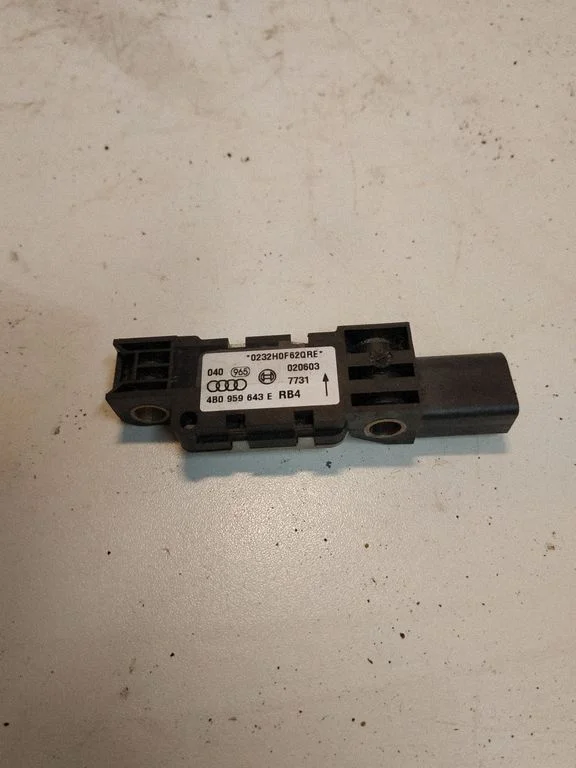 Drošības spilvenu trieciena sensors 4B0959643E