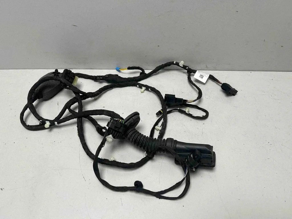 Aizmugurējo durvju vadu instalācija – BMW X5M G05 F95 (2019-)