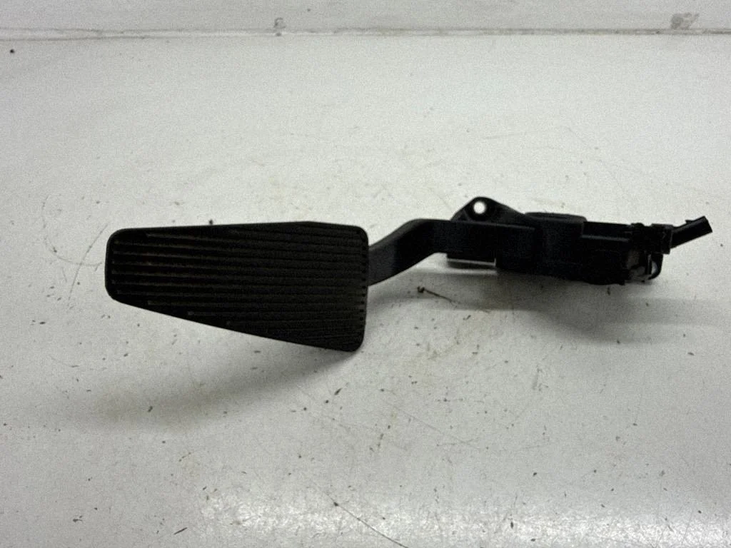 Accelerator throttle pedal 68043161AD