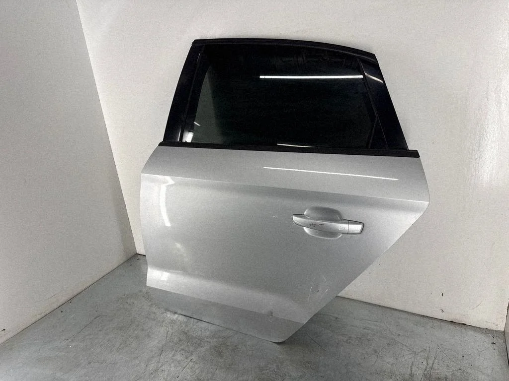 Rear door 8V5833051A