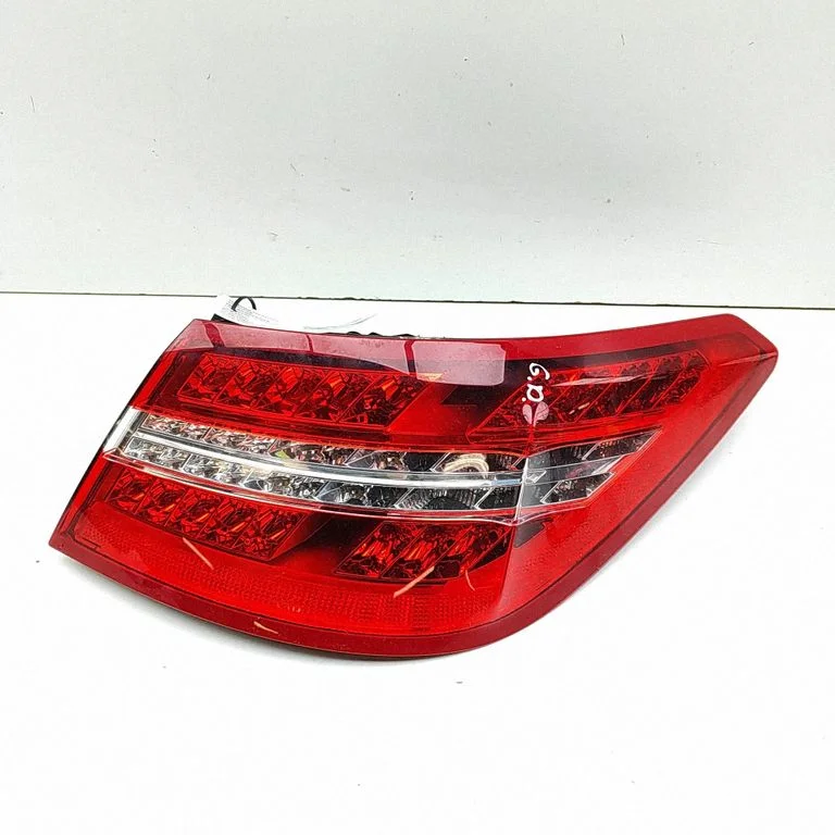 Lampa tylna w błotniku A2079060258