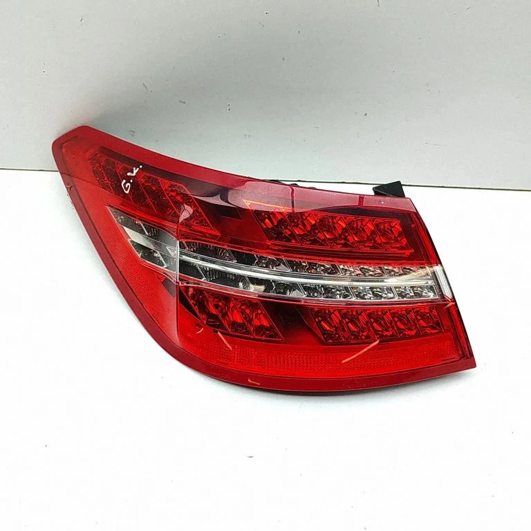 Lampa tylna w błotniku A2079060158