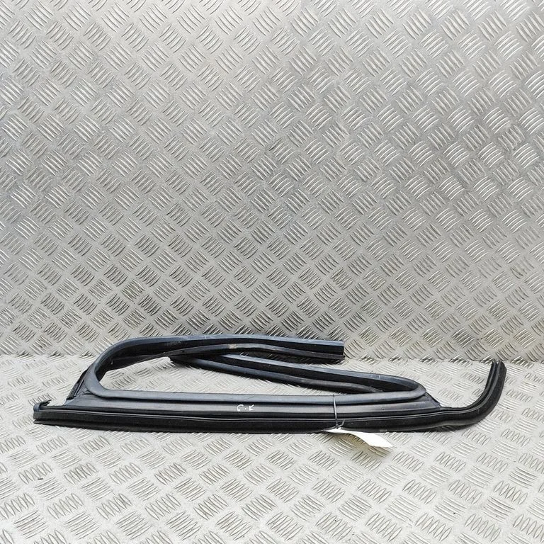 Rubber seal rear door – left