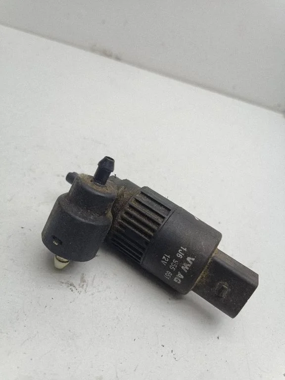 Windscreen/windshield washer pump – Volkswagen Touran I (2003-2010)