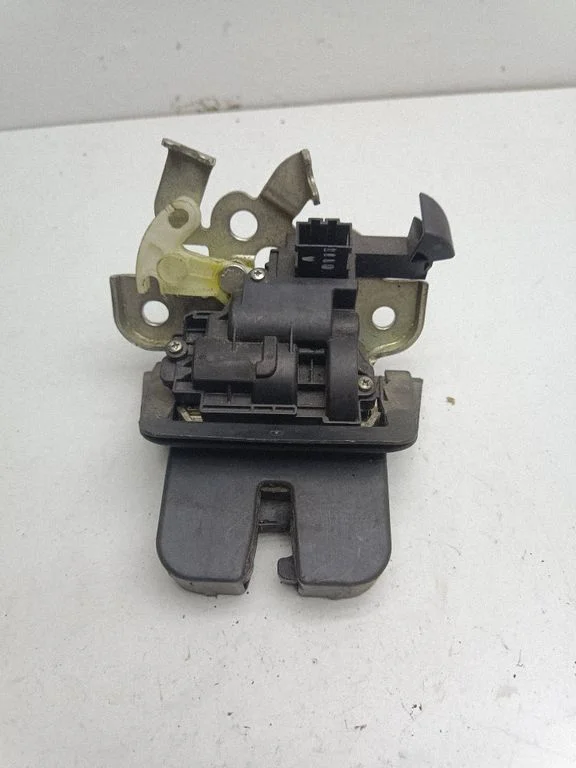Tailgate/trunk/boot lock/catch/latch 8K9827520