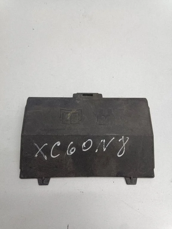 Fuse box cover – Volvo XC60 (2009-2013)