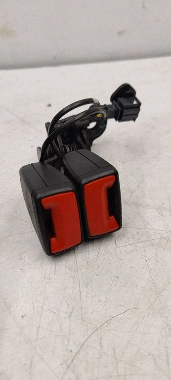 Middle seatbelt buckle (rear) 3V0857739A