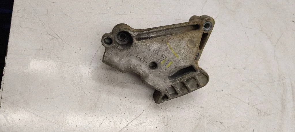Mootori kinnituskronstein 04L199207