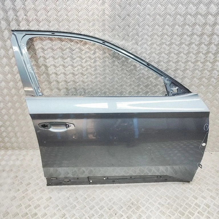 Priekšējās durvis 3V0831052A