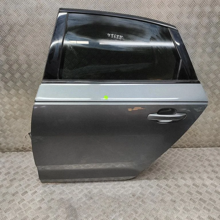 Aizmugurējās durvis 8W5833051C