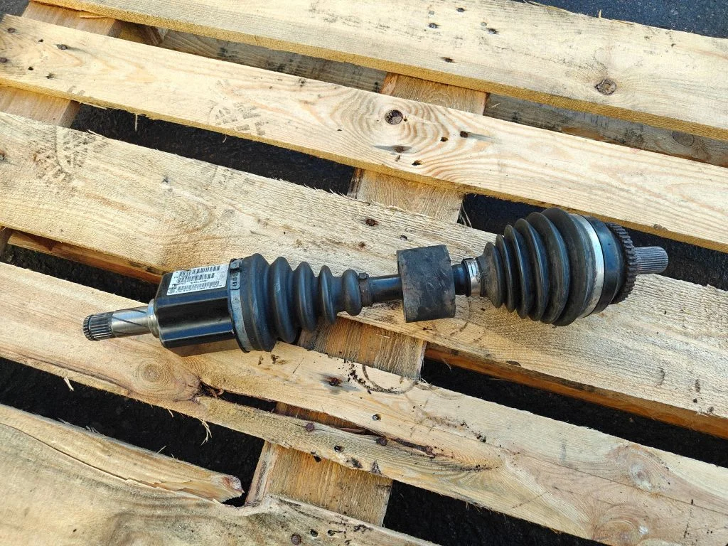 Front driveshaft P9470927