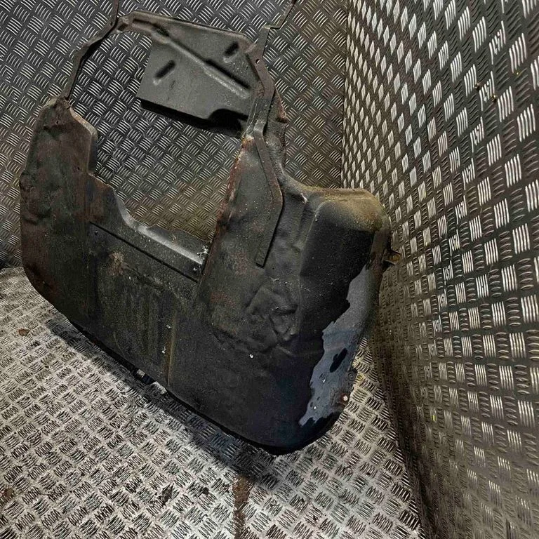 Engine splash shield/under tray 7D0805685L