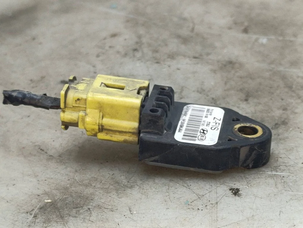 Airbag deployment crash/impact sensor – KIA Ceed (2006-2012)