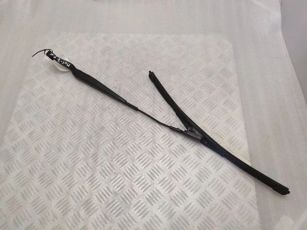 Front wiper blade arm FR3B17C495AA