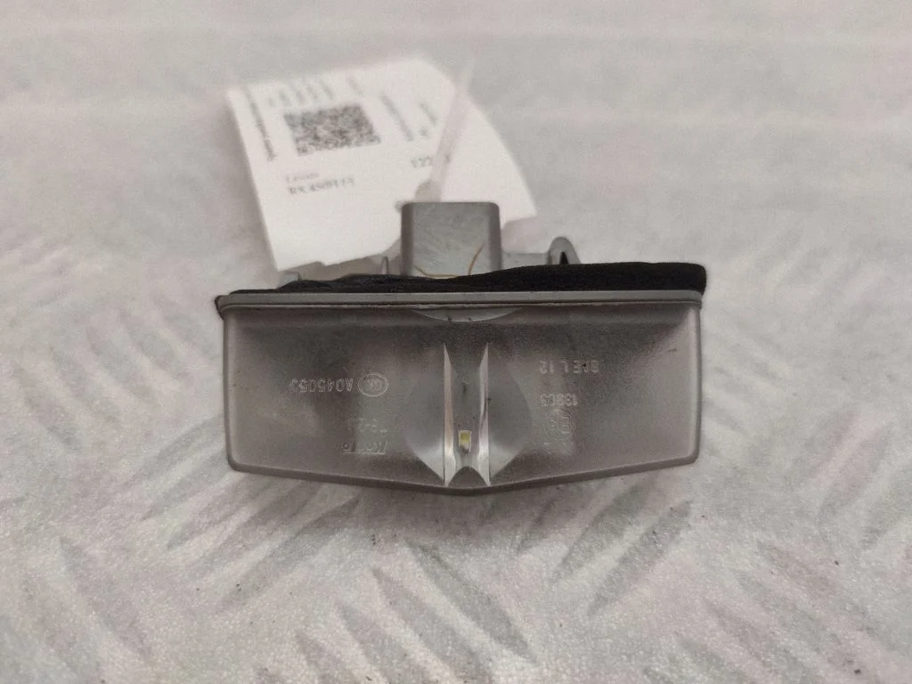 Front fender indicator light A045053