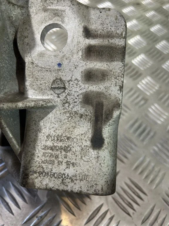 A/C compressor mount bracket – Volvo XC60 (2017-)