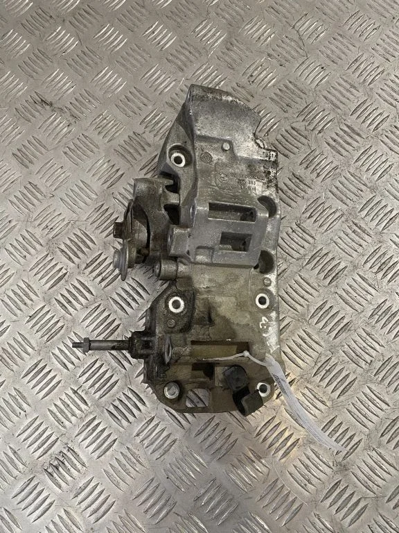 Wspornik alternatora 8506863