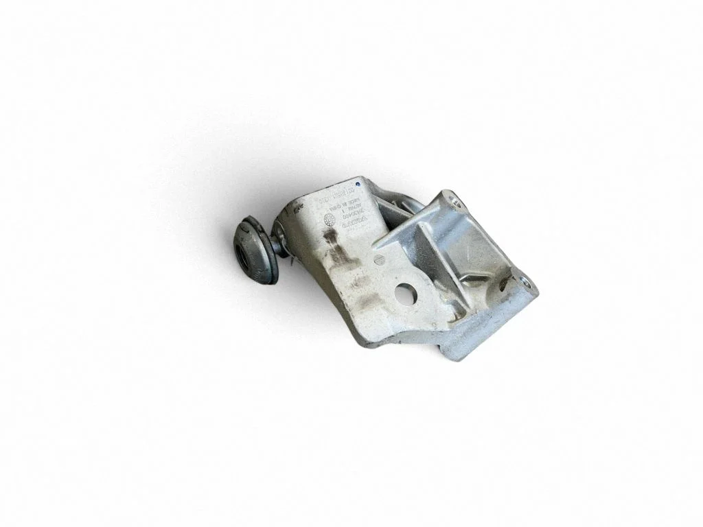 Engine mounting bracket 31430490