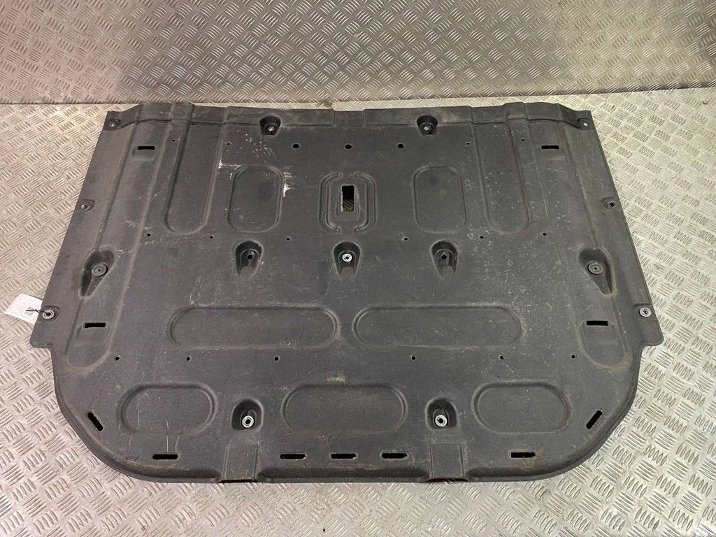 Center/middle under tray cover 84137G7500