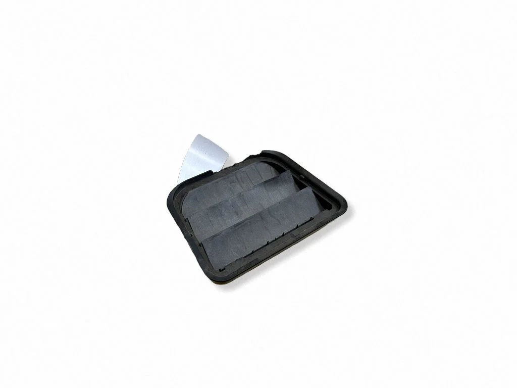 Quarter panel pressure vent 31369380