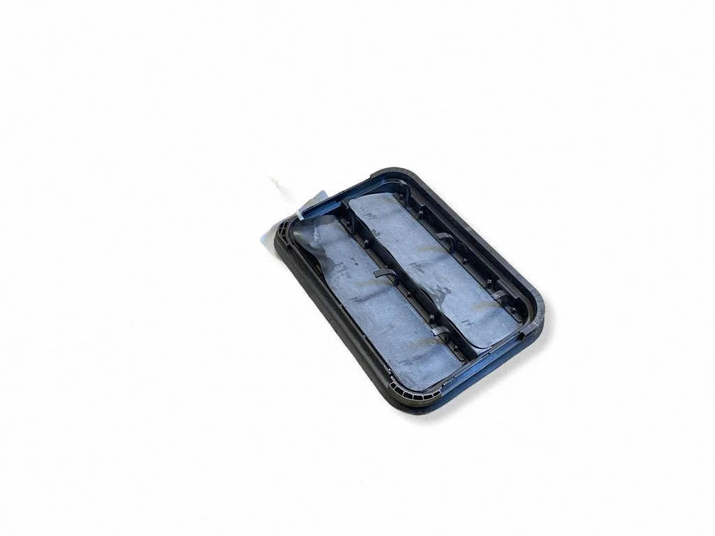 Quarter panel pressure vent 9675506980