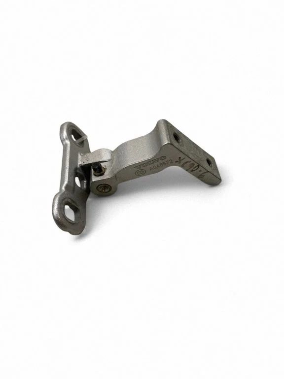 Front door lower hinge 31424589
