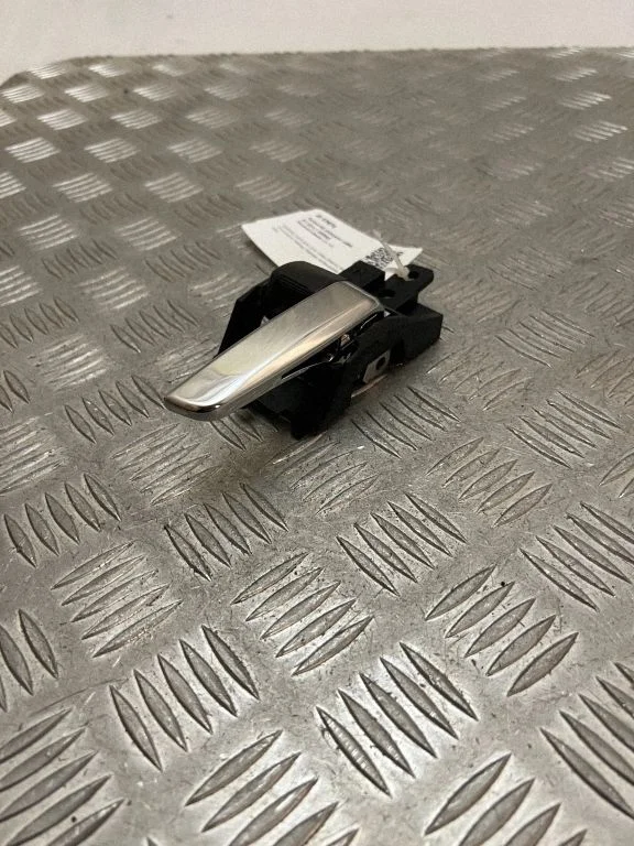 Front door interior handle – rear right