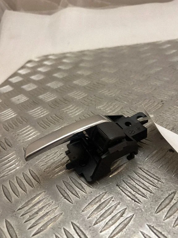 Front door interior handle – front left