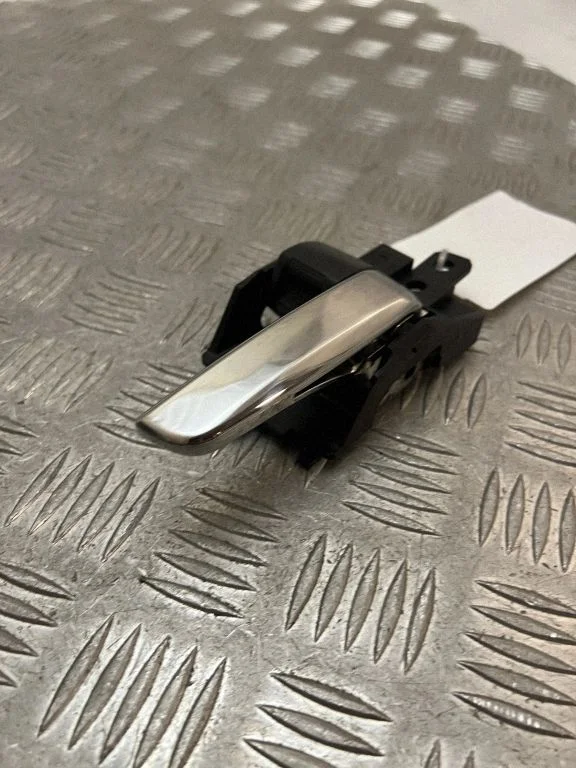 Front door interior handle – front right