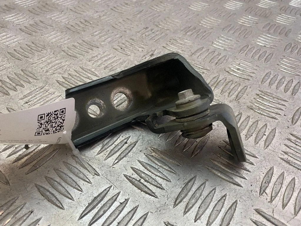 Priekšējā augšējā eņģe – labā