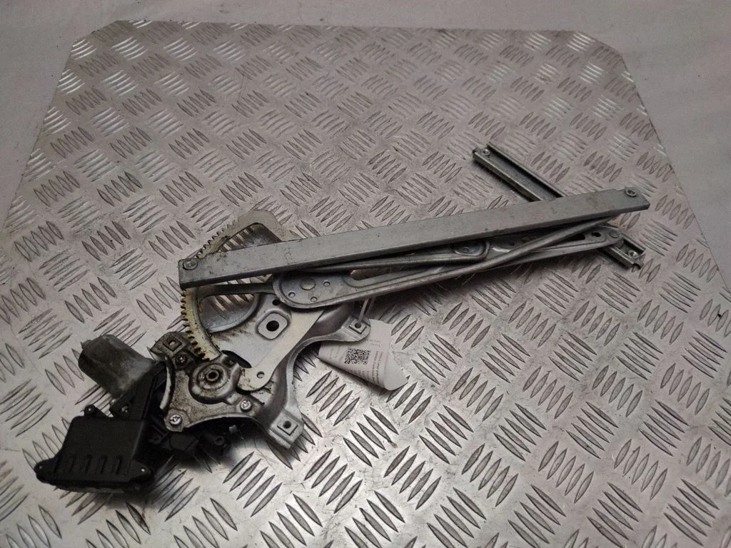 Esiukse elektriline aknatõstuk mootoriga – Toyota Yaris (2006-2011)