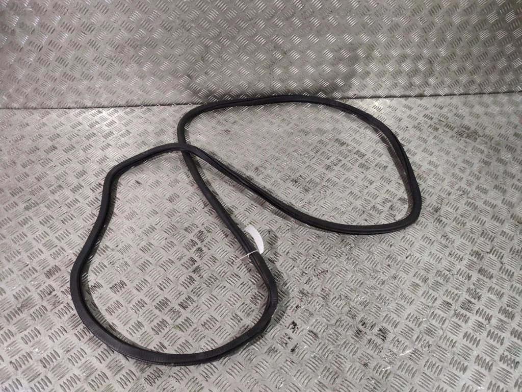 Sliding door rubber seal – Chrysler Pacifica (2017-)