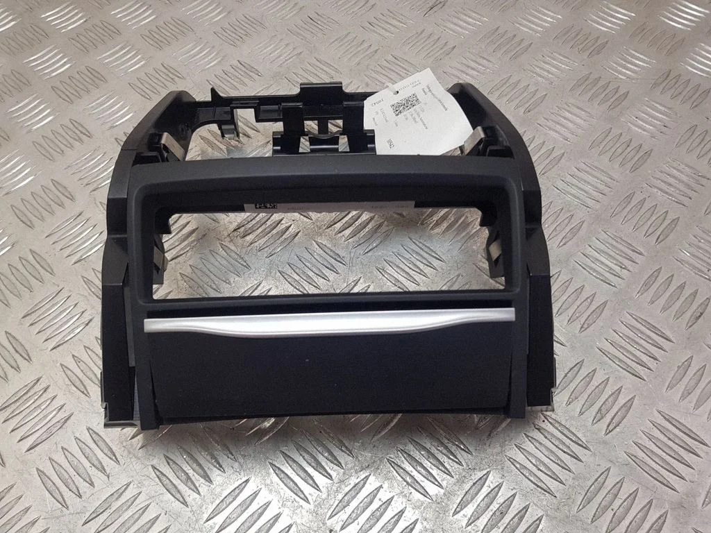 Sigaretisüütaja viimistlus (tagumine) – BMW 7-seeria G11 G12 (2015-2022)