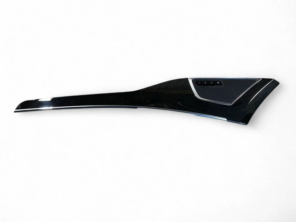 Front door trim bar 31407844