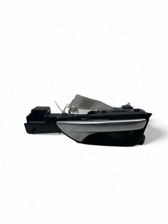 Eesmise ukse sisekäepide A1667600661