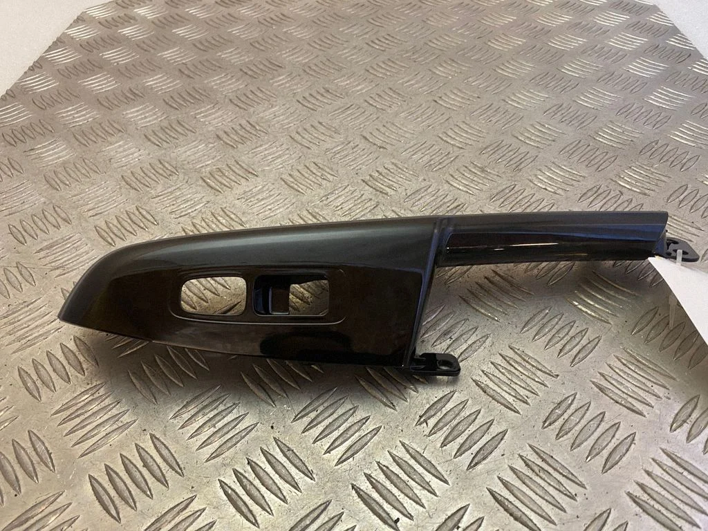 Rear door window switch trim 4A9520B110