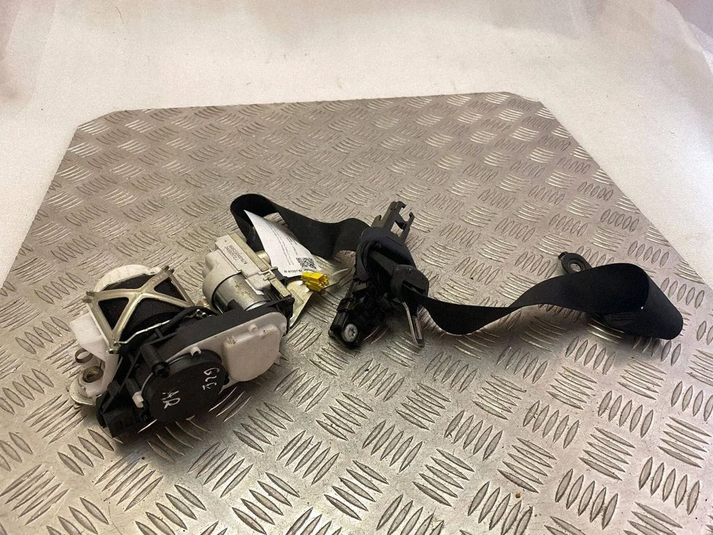 Front seatbelt A1668601400