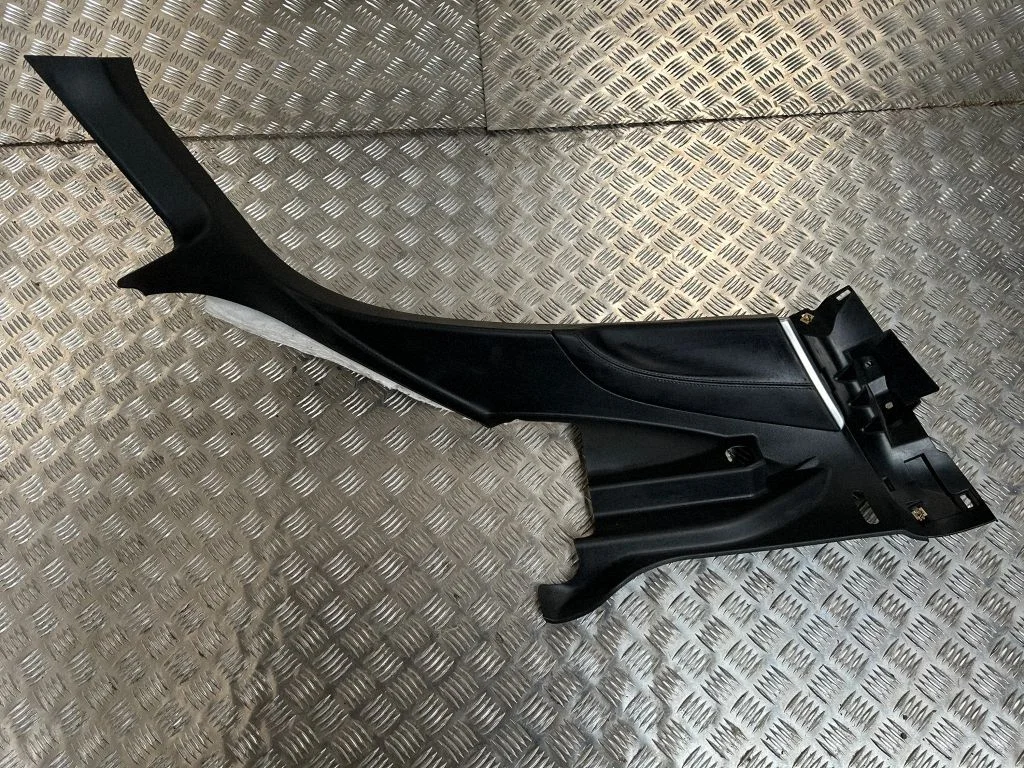 (D) piilari viimistlus (alumine) – Tesla Model S (2012-)