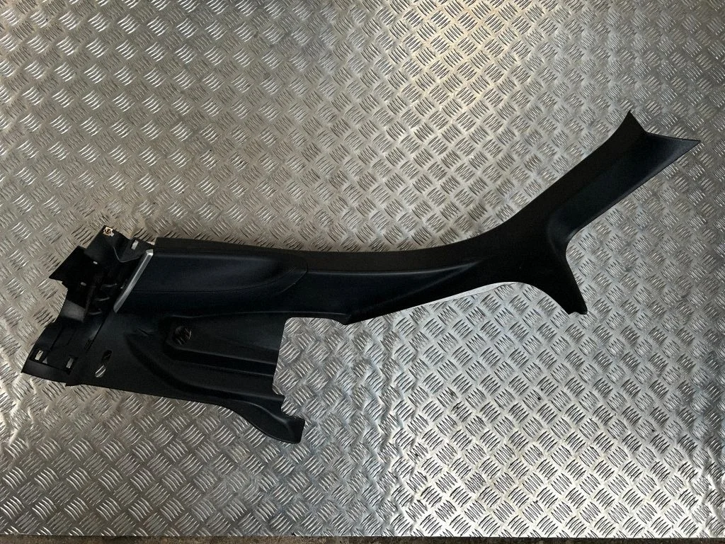 (D) piilari viimistlus (alumine) – Tesla Model S (2012-)