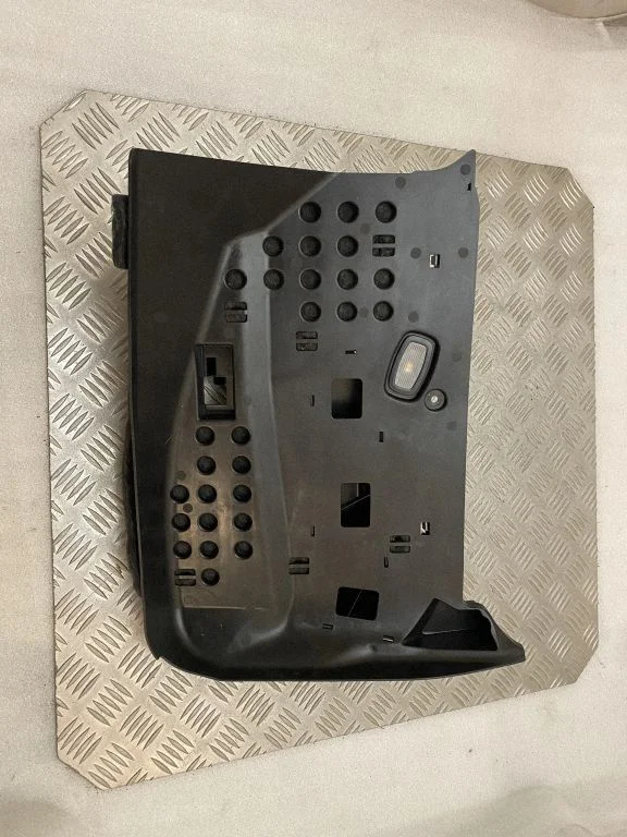 Foot area side trim A2536800536