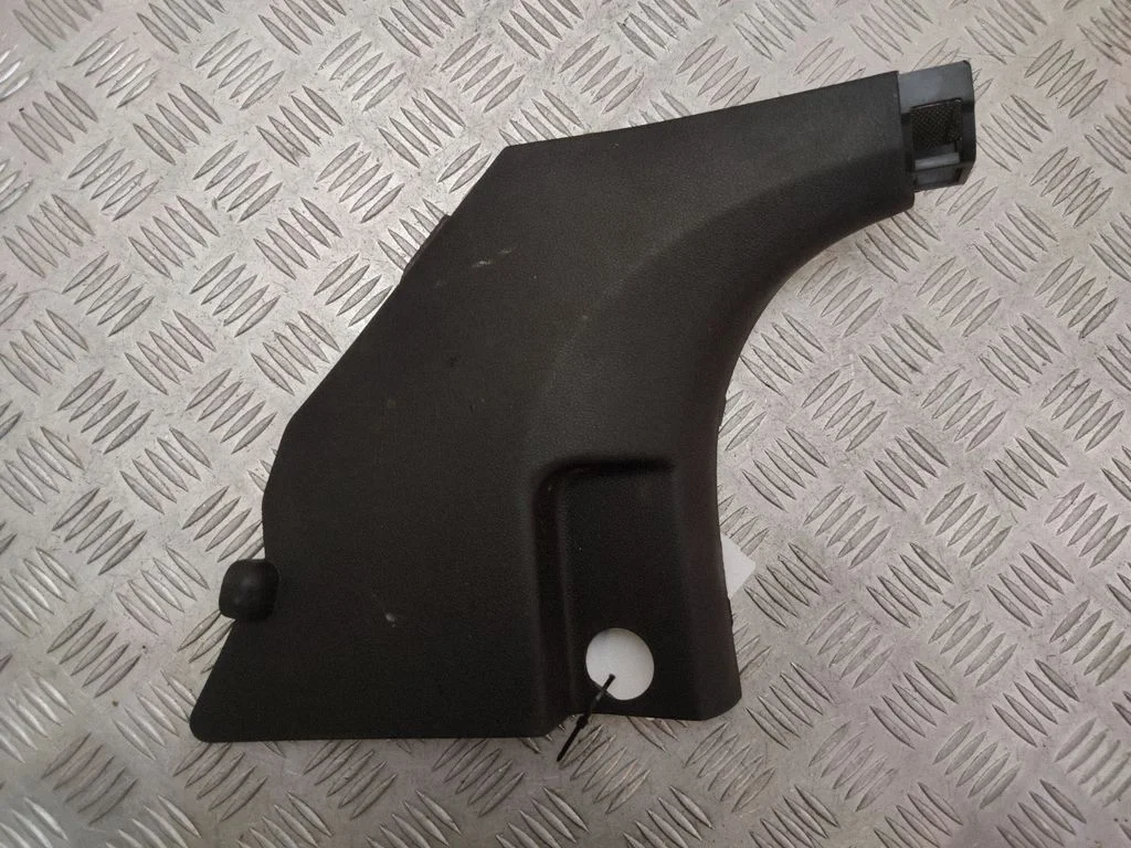 Foot area side trim – left