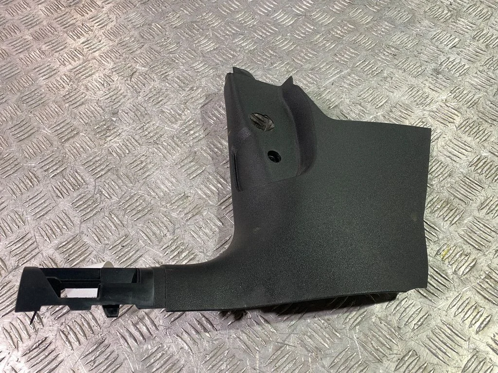 Kāju telpas sānu apdare 82B863483