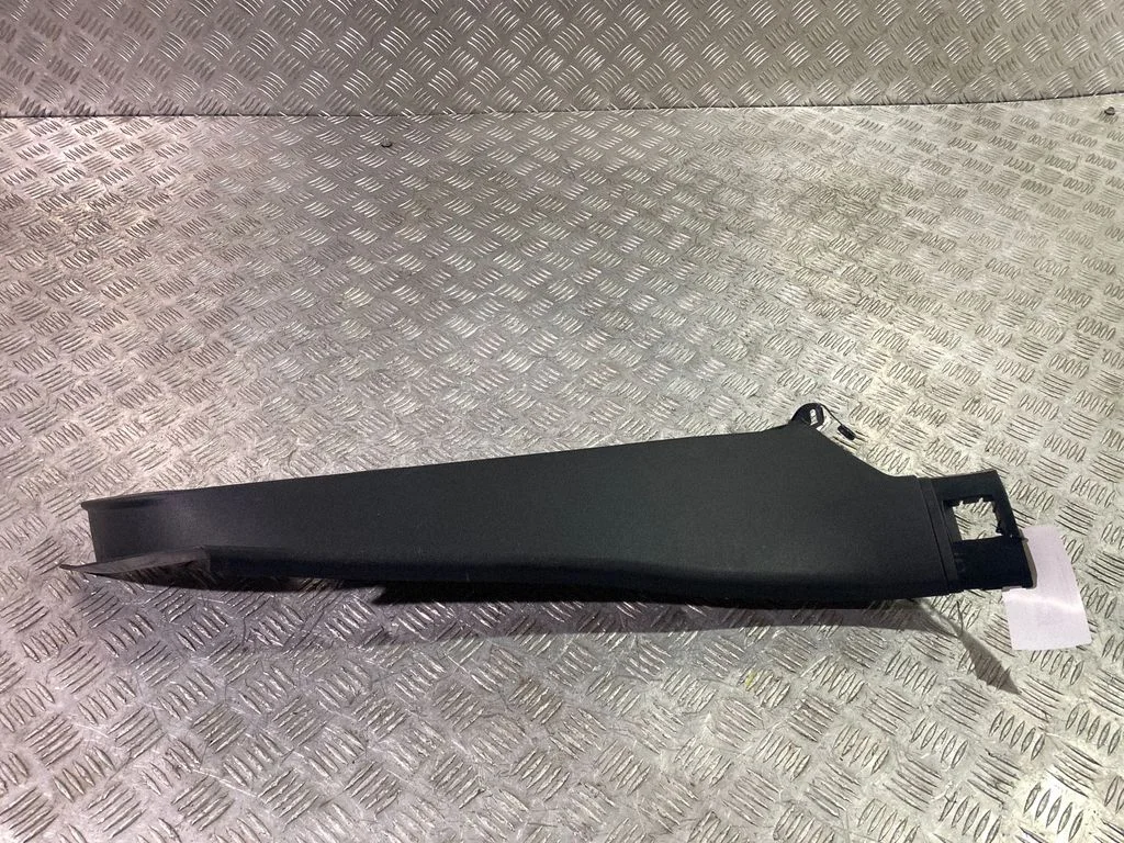 Sānu apdare pie aizmugurējā sēdekļa (augšā) 82G867768A