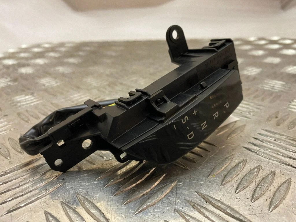 Gear shift selector indicator 76L816LH