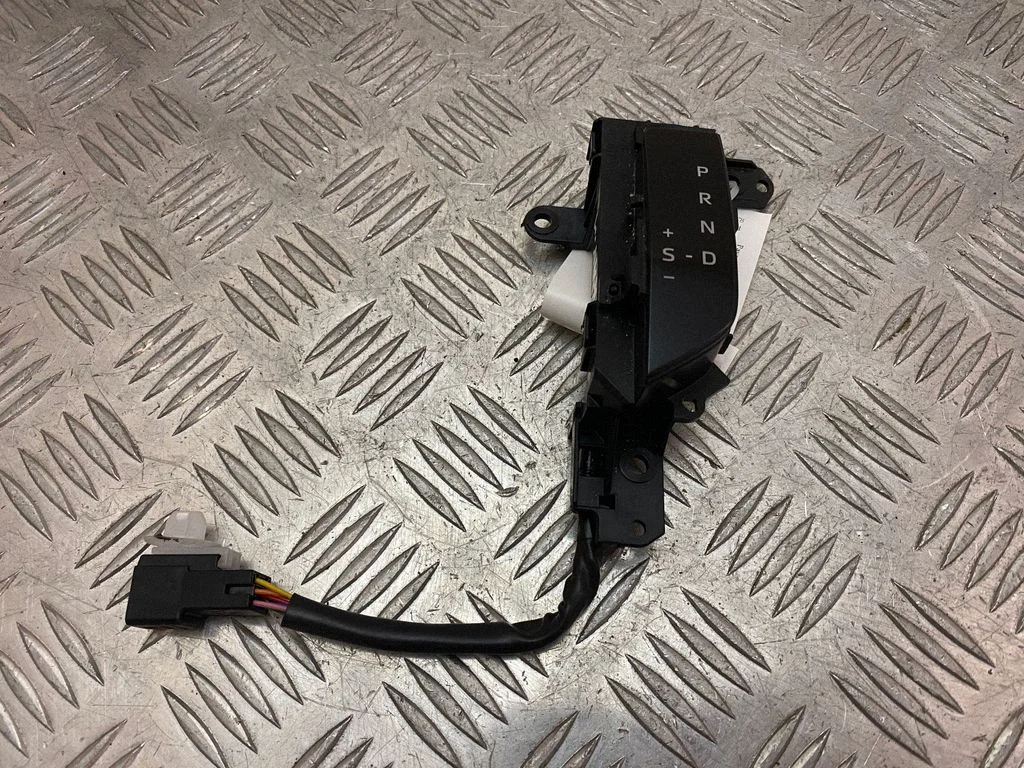 Gear shift selector indicator 76L816LH