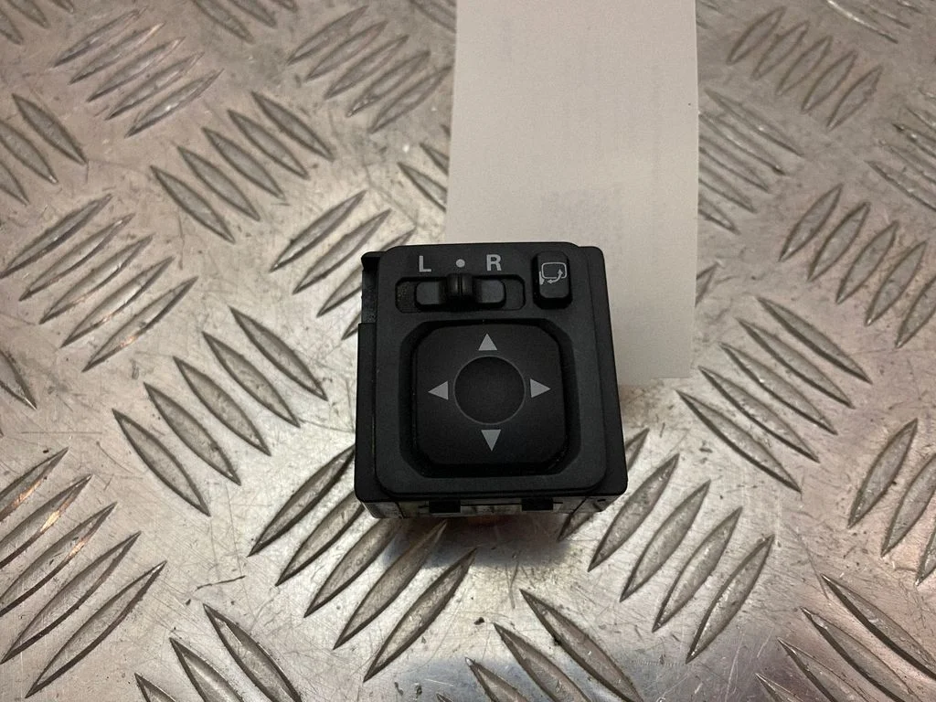 Wing mirror switch – Mitsubishi Outlander (2013-2021)