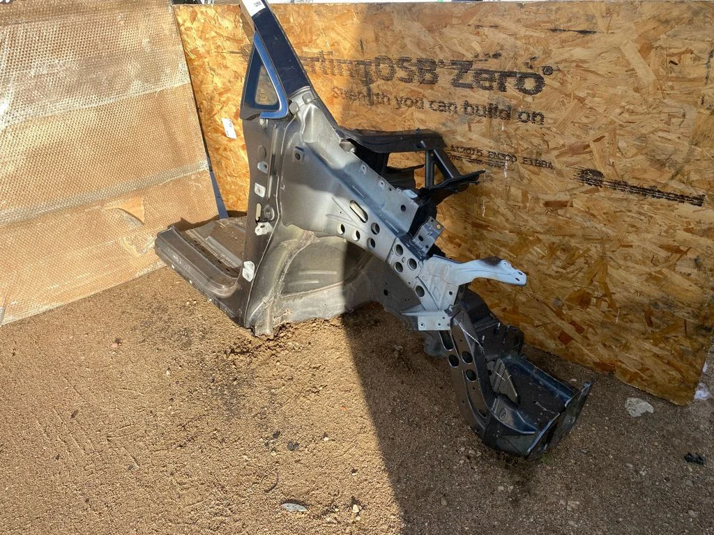 Front quarter panel – right