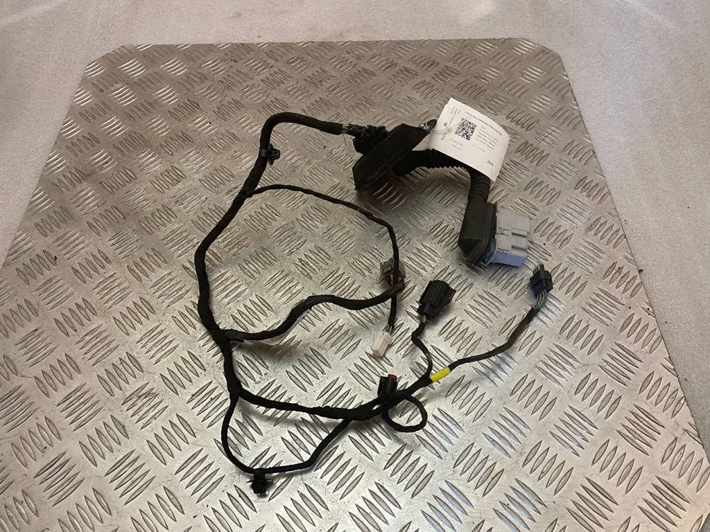 Aizmugurējo durvju vadu instalācija 68144888AD