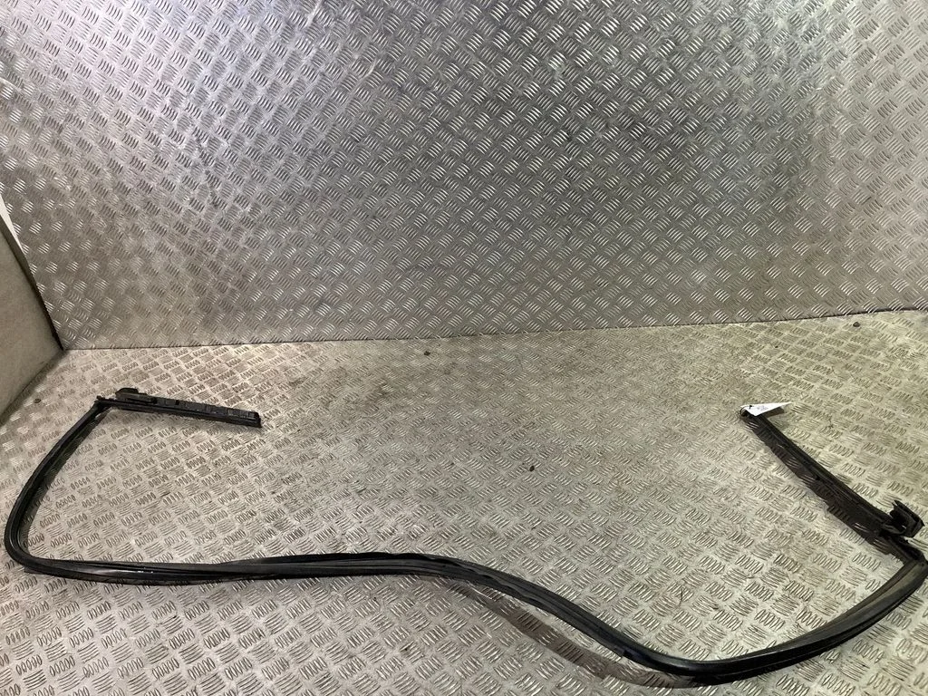 Rubber seal rear door window/glass